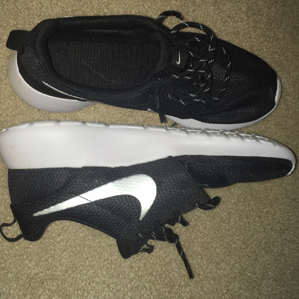 Black Roshe Runs with a silver Nike swoop